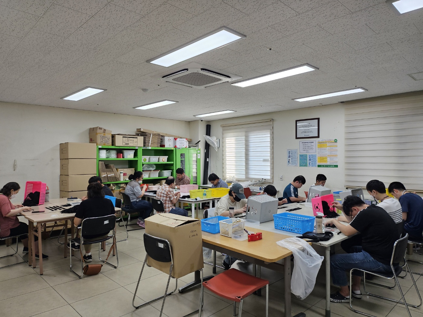 기쁜우리보호작업장 임가공 작업을 하고 있는 친구들