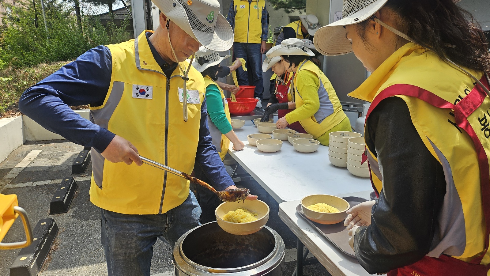 "사랑의 징검다리 봉사단"과 함께하는 짜장면 나눔 행사