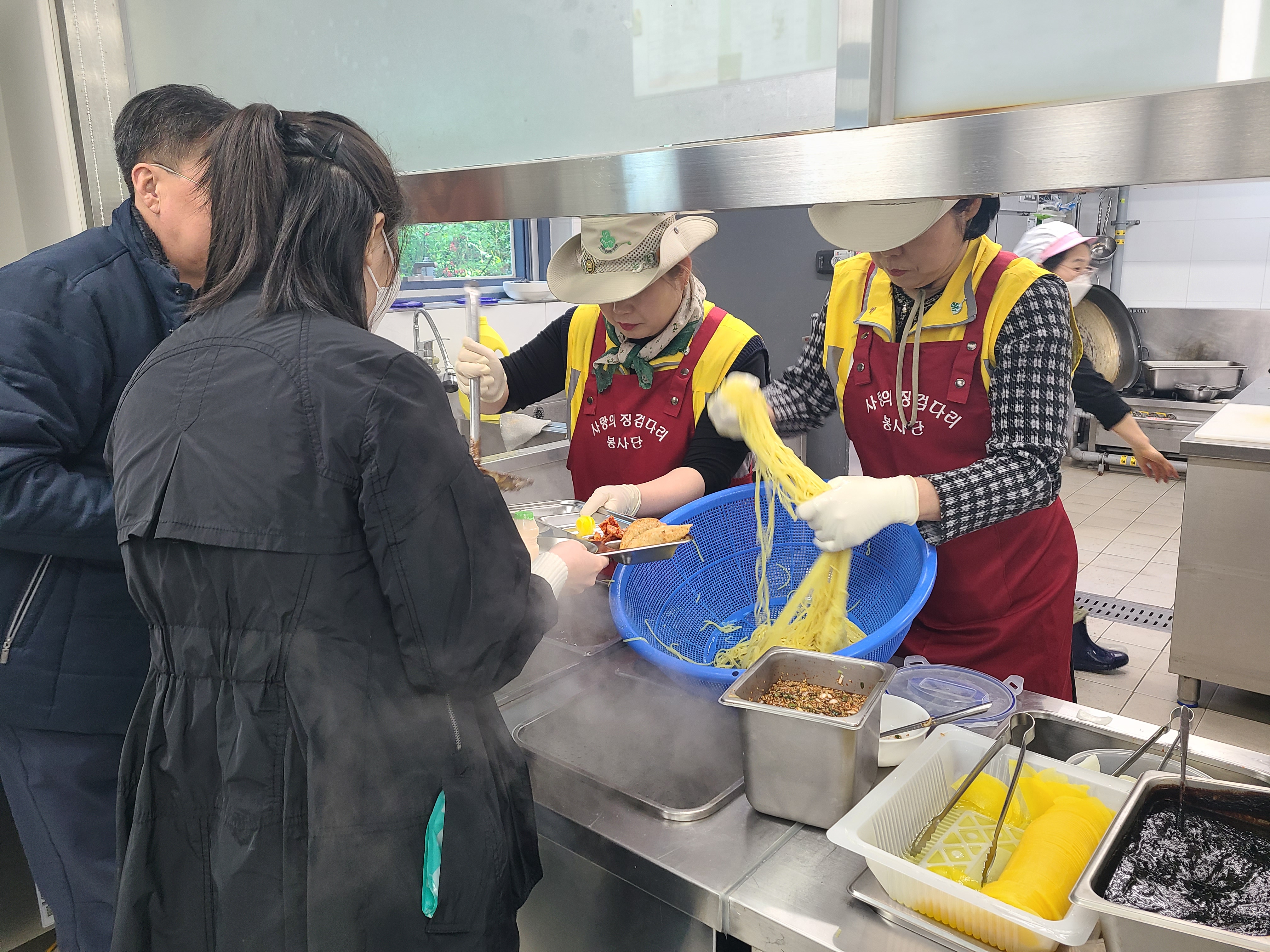 "사랑의 징검다리 봉사단"과 함께하는 짜장면 나눔 행사